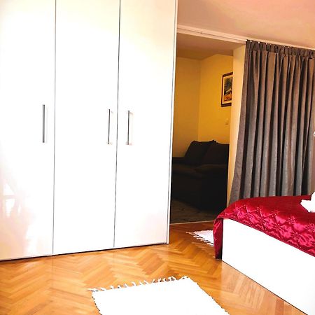 Apartment And Rooms Milak Rab Town Exterior foto