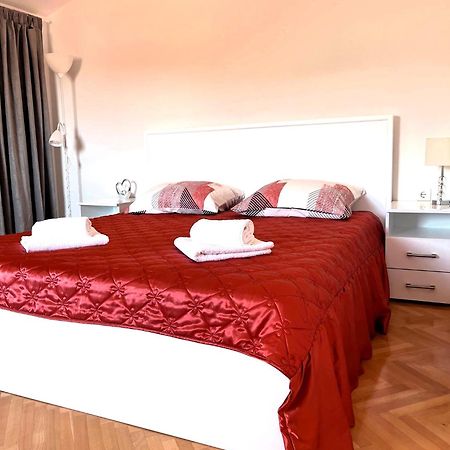 Apartment And Rooms Milak Rab Town Exterior foto