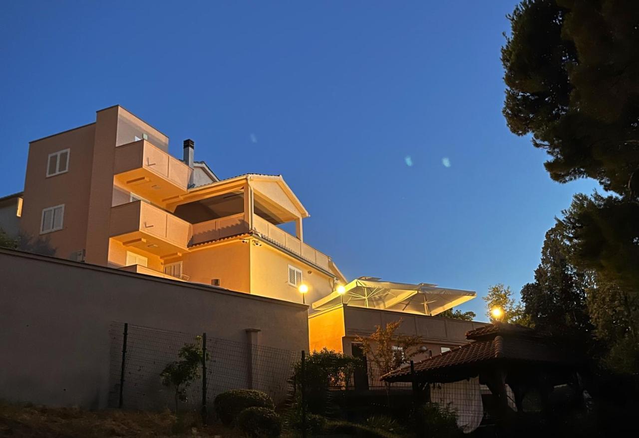 Apartment And Rooms Milak Rab Town Exterior foto