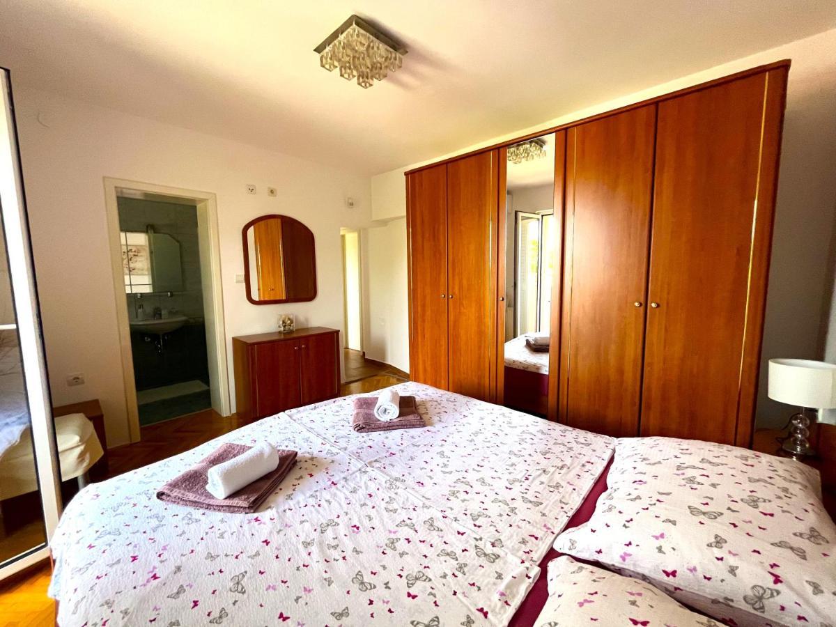 Apartment And Rooms Milak Rab Town Exterior foto