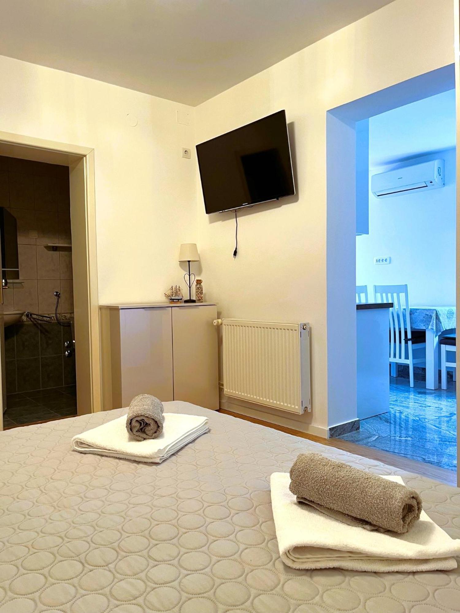 Apartment And Rooms Milak Rab Town Exterior foto