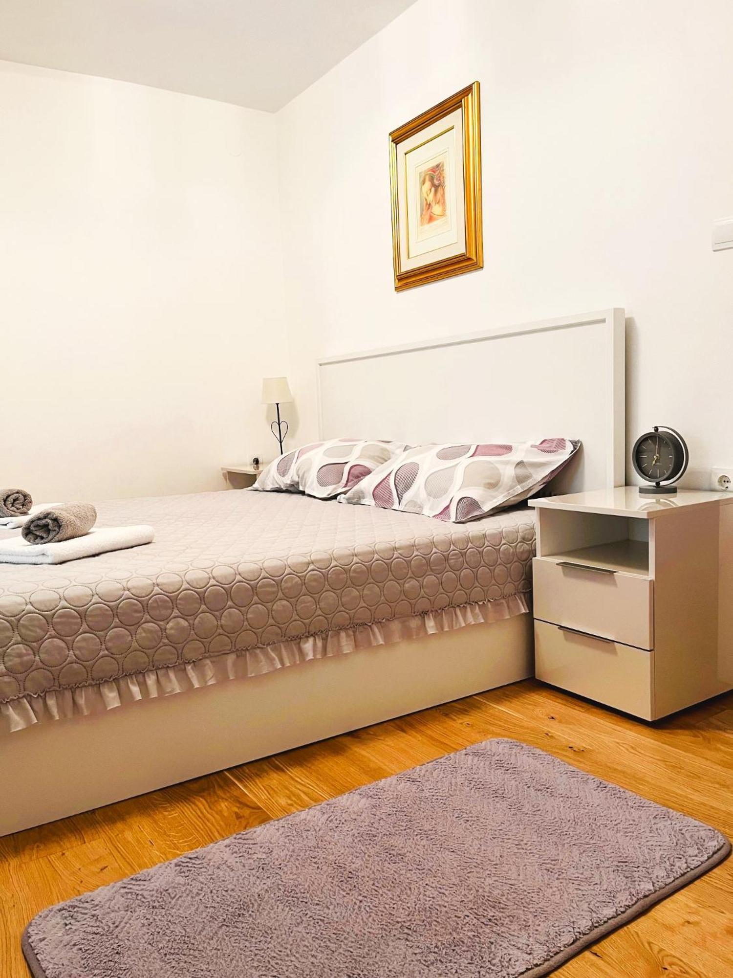 Apartment And Rooms Milak Rab Town Exterior foto