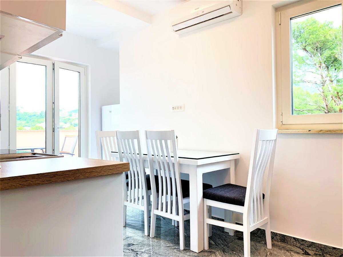Apartment And Rooms Milak Rab Town Exterior foto