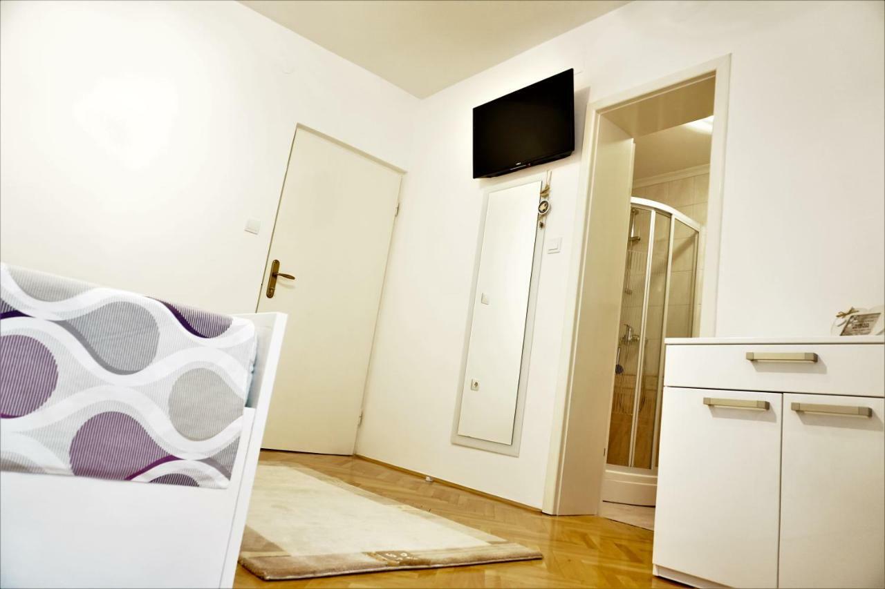 Apartment And Rooms Milak Rab Town Exterior foto