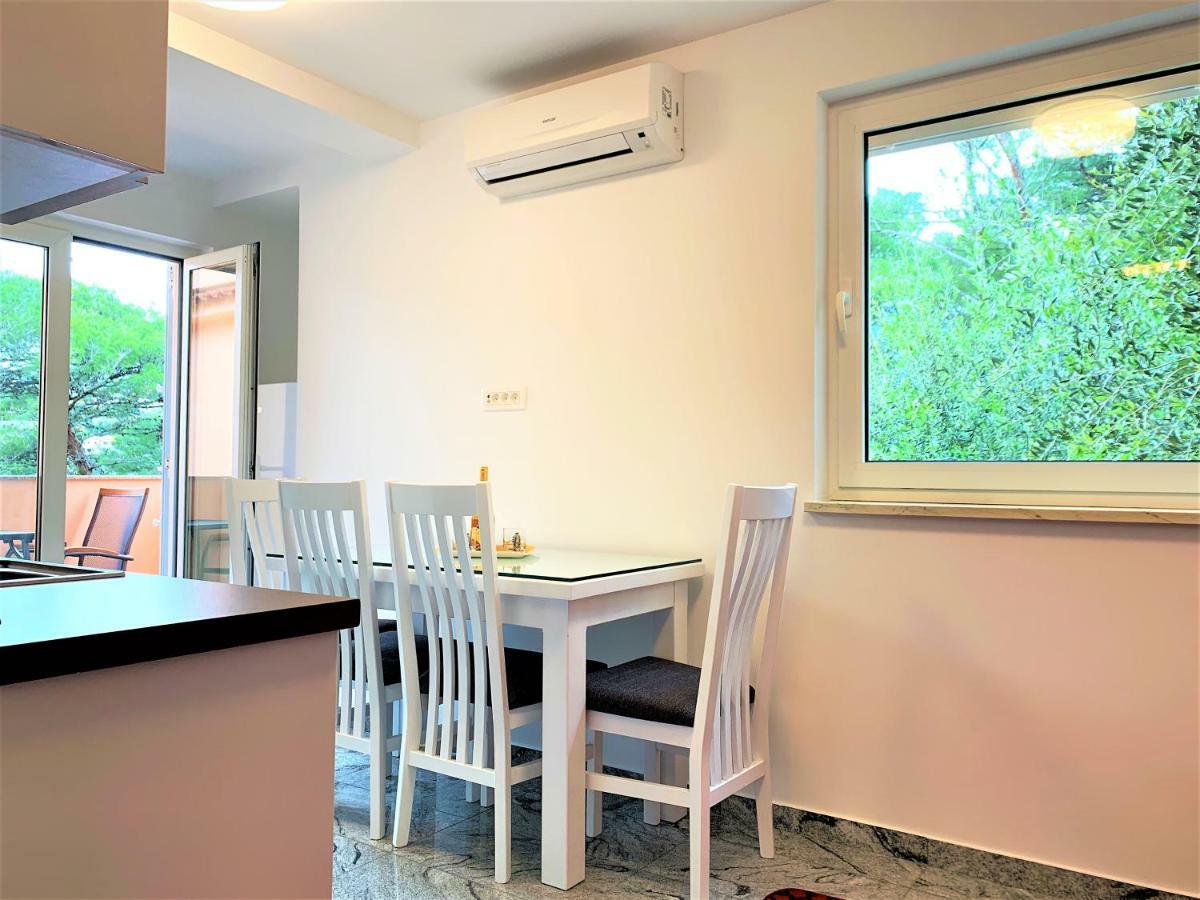 Apartment And Rooms Milak Rab Town Exterior foto