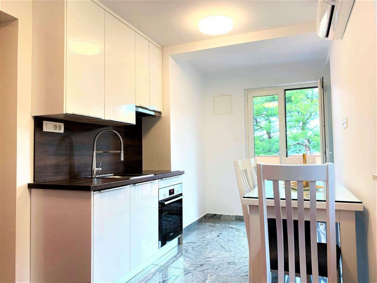 Apartment And Rooms Milak Rab Town Exterior foto